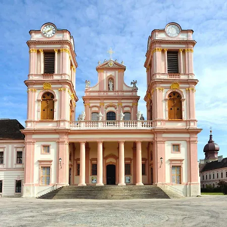 Gaestehaus Benediktinerstift Goettweig - Monastery Отель типа 