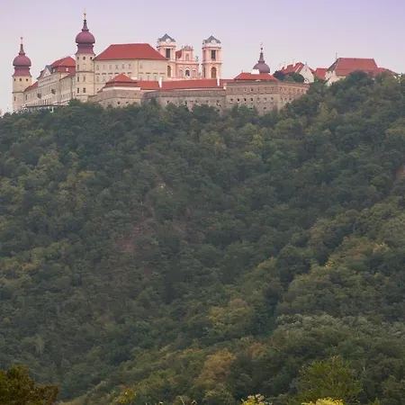 Gaestehaus Benediktinerstift Goettweig - Monastery Отель типа 
