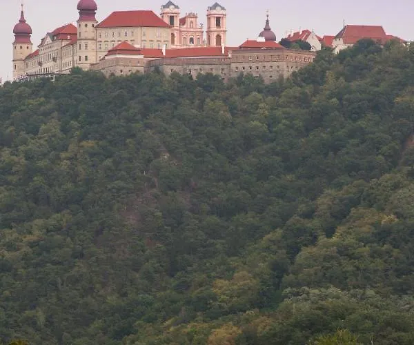 Gaestehaus Benediktinerstift Goettweig - Monastery Bed & Breakfast Furth bei Gottweig